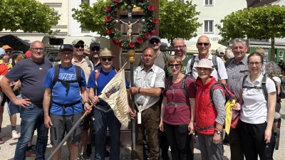 Gruppenfoto der Waldsassener Pilgergruppe vor der Marien-Statue in Frontenhausen. Inge Kaußler (1. Reihe, Zweie von rechts) konnte ihr 30-jähriges Fußwallfahrer-Jubiläum feiern. (Bild: Markus Scharnagl)