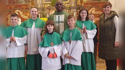 Caroline Würth (rechts), die für die Ministranten in der Pfarrei St. Salvator zuständig ist, legte den Neuen die Kruzifixe um.  (Bild: mas)