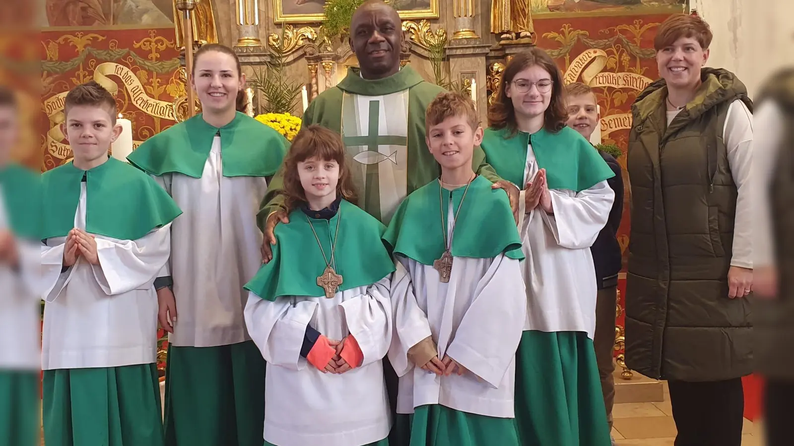 Caroline Würth (rechts), die für die Ministranten in der Pfarrei St. Salvator zuständig ist, legte den Neuen die Kruzifixe um.  (Bild: mas)