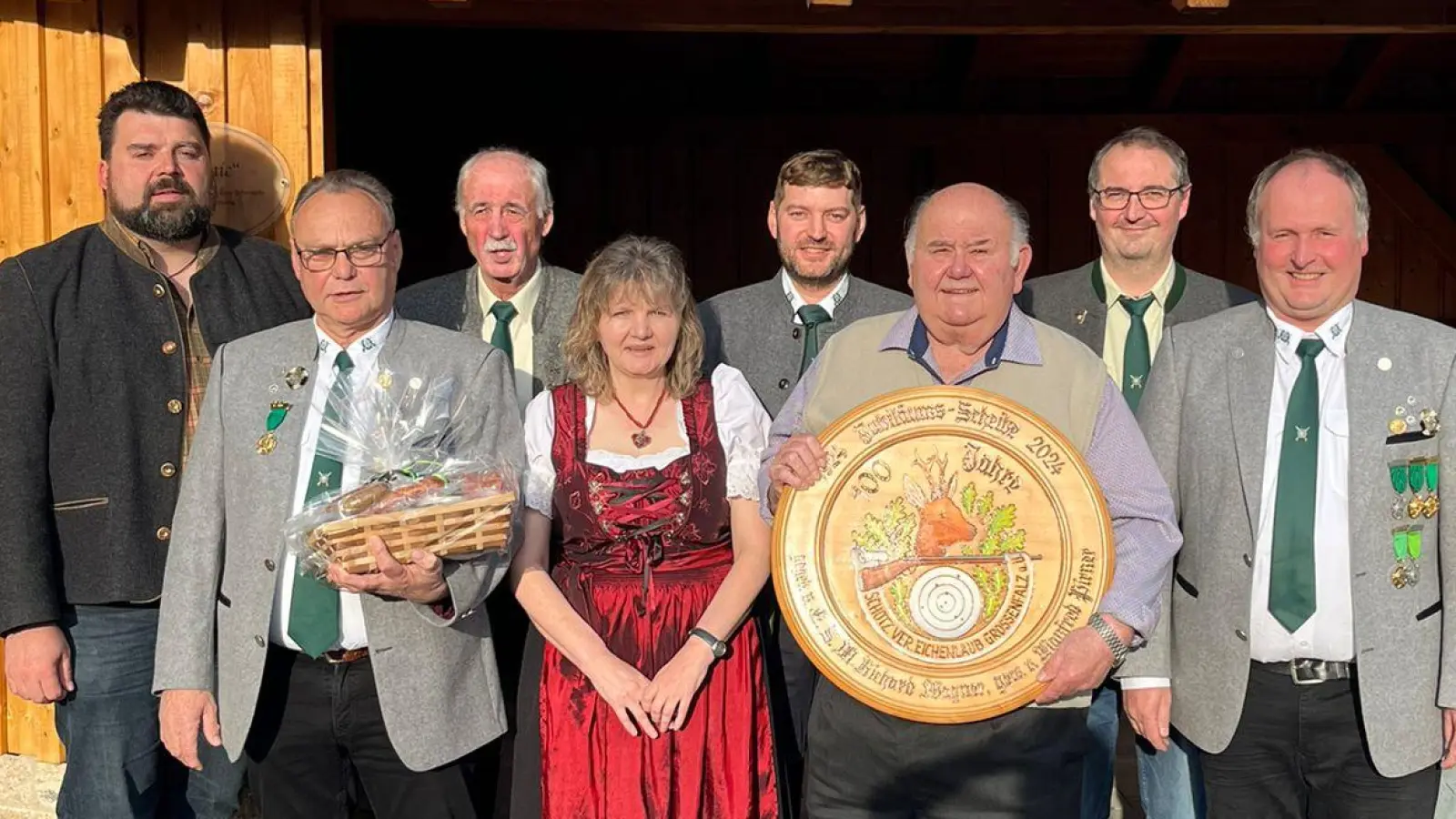 Von links: Erster Bürgermeister Stefan Frank, Manfred Pickel, Richard Wagner, Margit Niebler, Martin Pickel, Manfred Pirner mit der besonders gestalteten Jubiläumsscheibe, Michael Wagner und Alexander Rösch. (Bild: Barbara Pickel/exb)