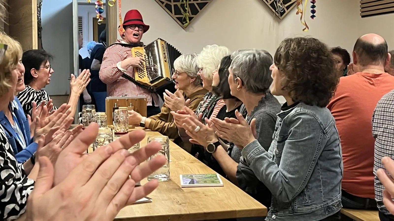 Kolpingsfamilie Neunburg beim Zoigl.  (Bild: Monika Steffens)