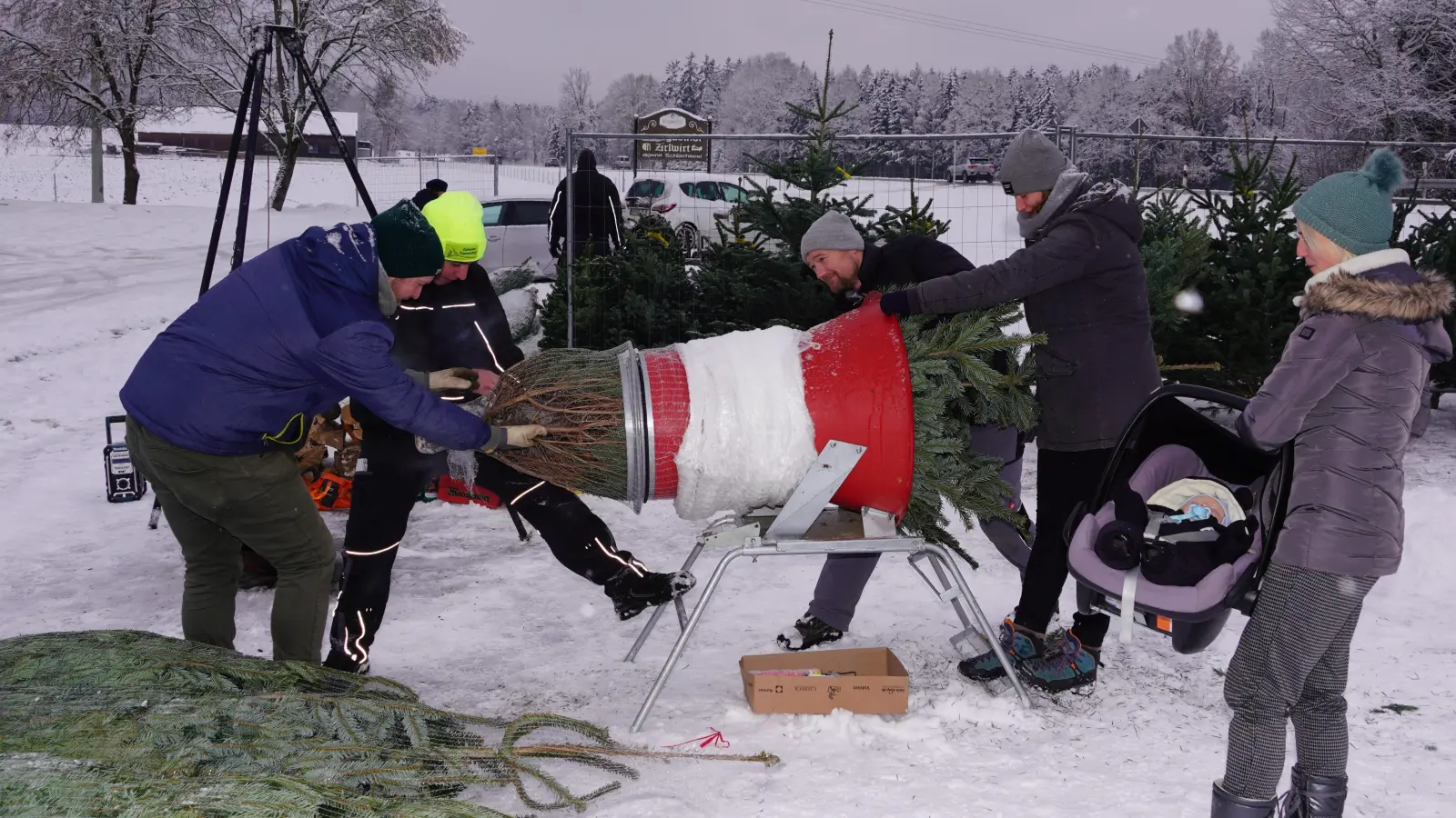 Der Christbaumverkauf der Feuerwehr Lennesrieth ist gut besucht.  (Bild: fvo)