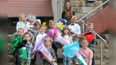 Stolz präsentieren die Erstklässler ihre Schultüten (Bild: Gerhard Steiner)