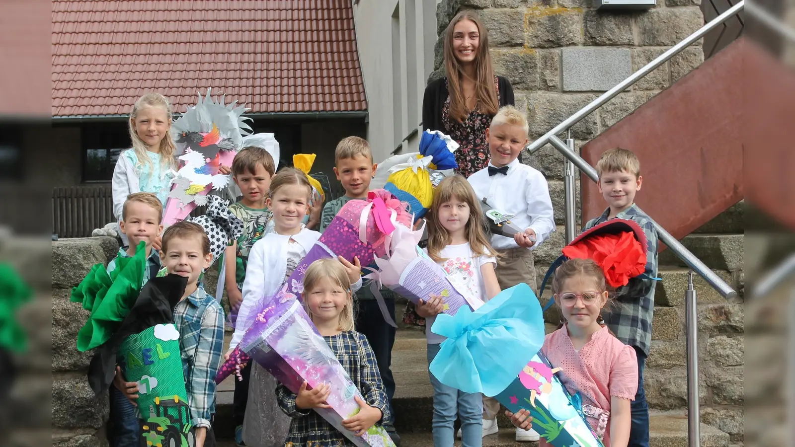 Stolz präsentieren die Erstklässler ihre Schultüten (Bild: Gerhard Steiner)