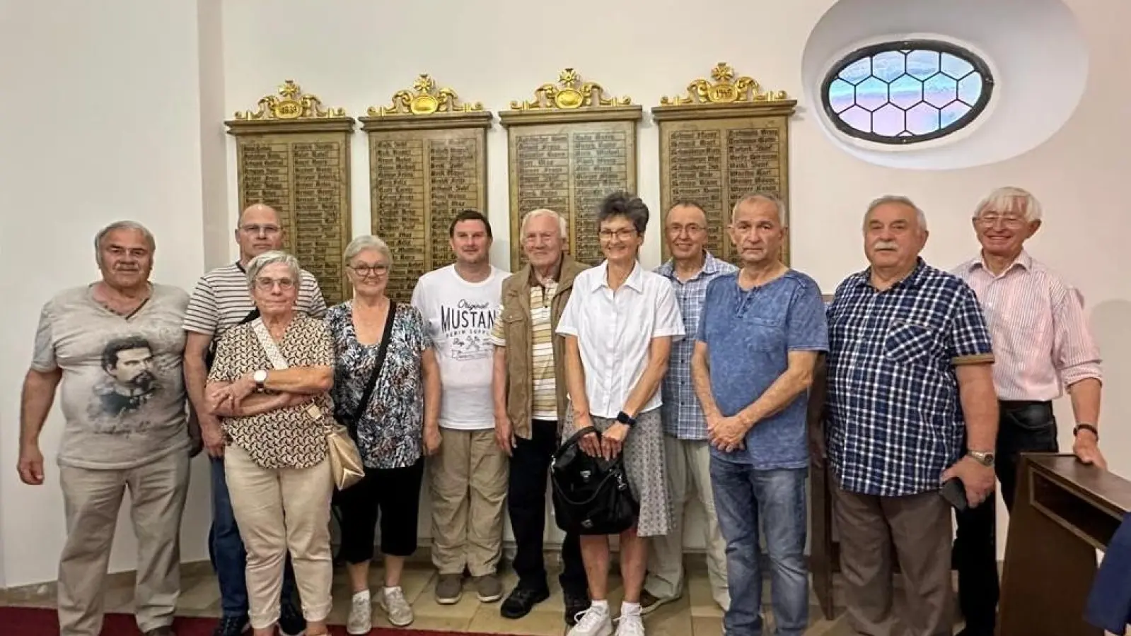 Die Mitglieder der Soldatenkameradschaft 1873 Neustadt stehen vor den Gedenktafeln in der Loretto-Kapelle. (Bild: Jasmin Heinrich)