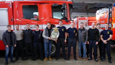 Die Abordnung der Feuerwehr Waldsassen mit den tschechischen Kameraden in Eger. (Bild: Florian Müller)