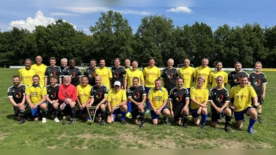 Gruppenbild des Benefiz-Fußballspiel<br>2. Reihe rechts Geburtstagskind Pfarrer Helmut Brügel (Bild: Martin Bergmann)
