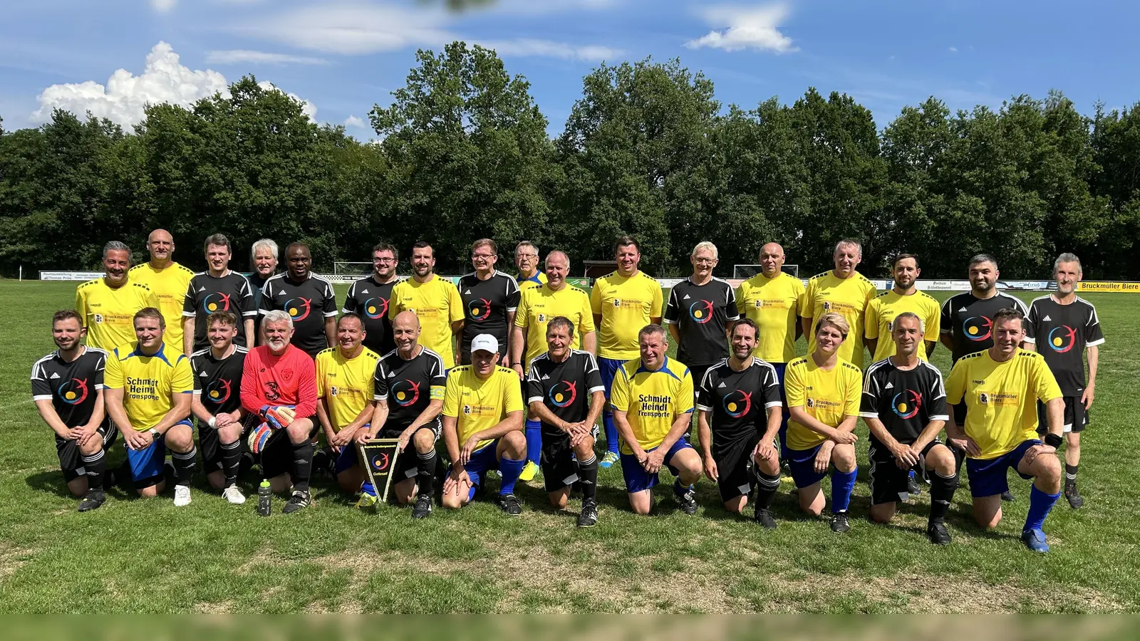 Gruppenbild des Benefiz-Fußballspiel<br>2. Reihe rechts Geburtstagskind Pfarrer Helmut Brügel (Bild: Martin Bergmann)