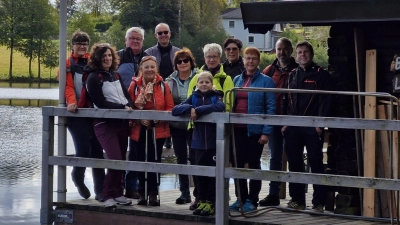 Die Wandergruppe des TSV Pechbrunn-Groschlattengrün an der Diensthütte der Wasserwacht am Nagler See. (Bild: Iris Zeitler)