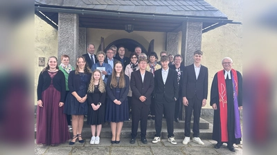 Die Groschlattengrüner Jubelkonfirmandinnen und Jubelkonfirmanden der Gnadenen, Diamantenen und Goldenen Konfirmation zusammen mit den diesjährigen Konfirmanden, Vertretern des Kirchenvorstandes und Pfarrer Dr. Silfredo Dalferth vor der Friedenskirche in Groschlattengrün. (Bild: Isgard Forschepiepe)