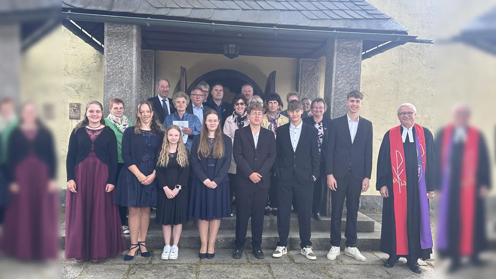 Die Groschlattengrüner Jubelkonfirmandinnen und Jubelkonfirmanden der Gnadenen, Diamantenen und Goldenen Konfirmation zusammen mit den diesjährigen Konfirmanden, Vertretern des Kirchenvorstandes und Pfarrer Dr. Silfredo Dalferth vor der Friedenskirche in Groschlattengrün. (Bild: Isgard Forschepiepe)