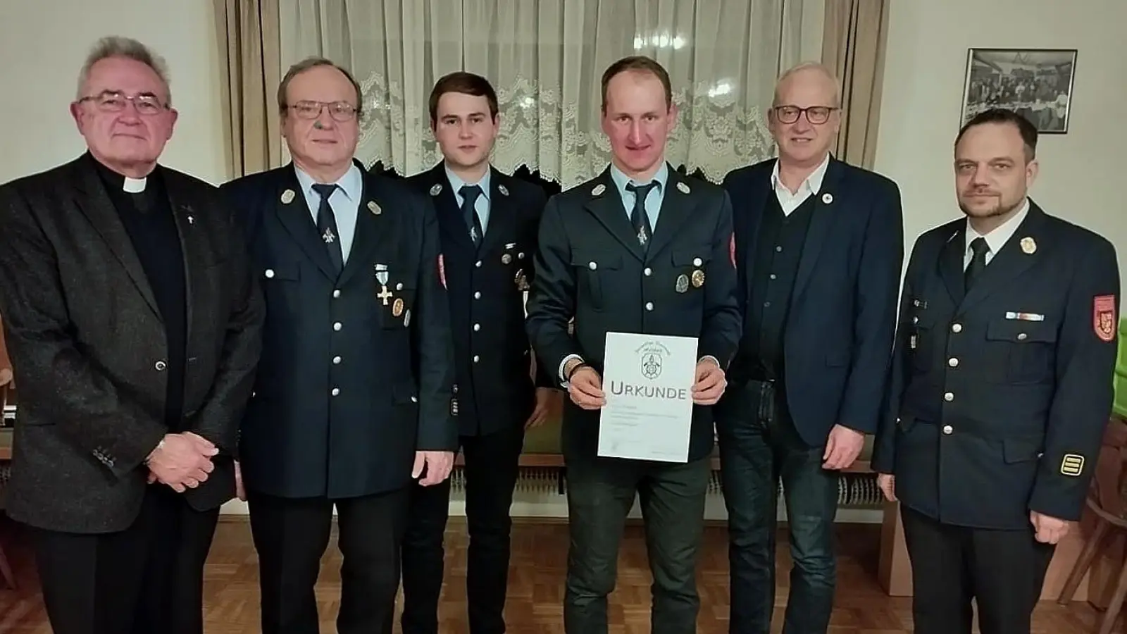 Nach dem abgelegten Lehrgang an der Staatlichen Feuerwehrschule wurde Vorstand Florian Siegler zum Löschmeister befördert. Darüber freuten sich, auf dem Bild von links nach rechts: Diakon Dieter Gerstacker, 1. Kommandant Reinhard Bauer, 2. Vorstand Manuel Heindl, 1. Vorstand des Feuerwehrvereins und neuer Löschmeister Florian Siegler, Bürgermeister Bernhard Lindner und Kreisbrandinspektor Michael Iberer. (Bild: Markus Rauscher)