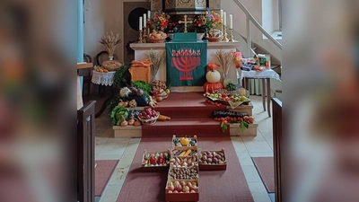 Der Erntedankaltar beim Festgottesdienst in Hirschbach. (Bild: Silvia Haller )