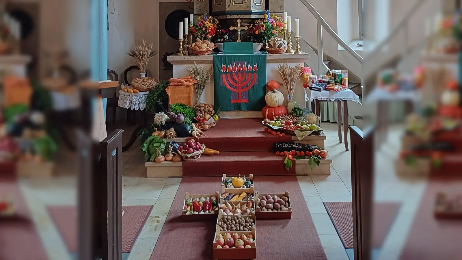 Der Erntedankaltar beim Festgottesdienst in Hirschbach. (Bild: Silvia Haller )