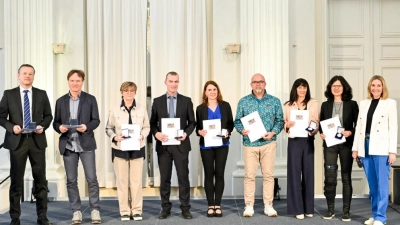 Ehrung der Spitzen-Schulsportteams und Verleihung der Schulsport-Verdienstmedaille mit Kultusministerin Anna Stolz (rechts) und Alois Spitzer (links). <br><br><br><br><br> (Bild: Tobias Hase)