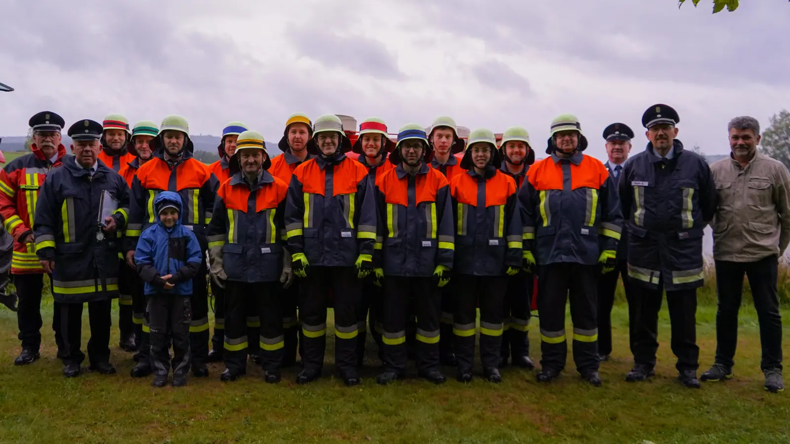 Elf Feuerwehrleute aus Tröbes und ein Feuerwehrmann aus Rückersrieth bestanden Leistungsprüfungen der Stufen I bis VI. Sie stärkten so die Schlagkraft ihrer Wehr. Das Schiedsrichterteam mit Kreisbrandmeister Thomas Kleber (links) bescheinigte einwandfreie Leistungen. (Bild: Jonas Rom)