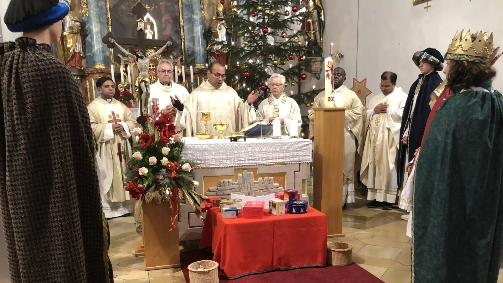 Zusammen mit Mitbrüdern und den Schlichter Sternsingern als Ministranten zelebriert Pater Jimmy Joseph den Dankgottesdienst zu seinem Priesterjubiläum. (Bild: ct)