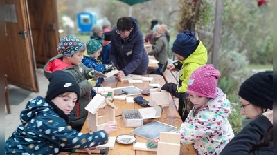 Mit Begeisterung bauten die Kinder ihr Lichterhaus. (Bild: Christine Rupprecht/Werner Rupprecht)