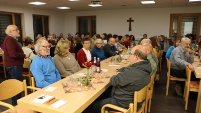 Ein volles Gemeindehaus beim Treffen der Ehrenamtlichen beider Kirchengemeinden Edelsfeld und Kürmreuth. (Bild: Rudi Gruber)