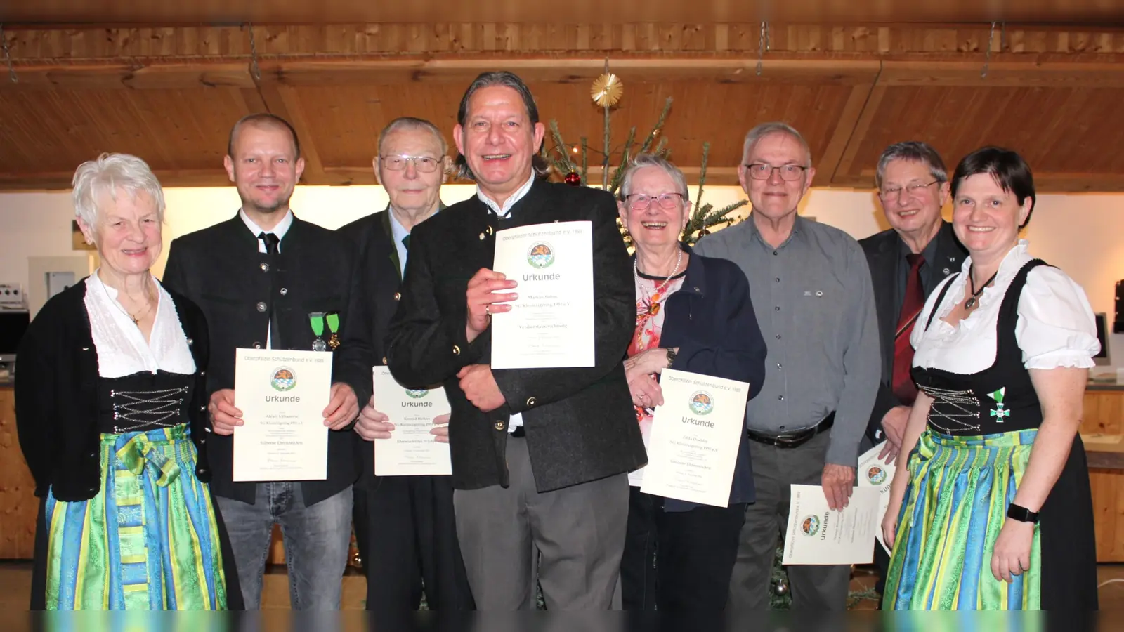 Die anwesenden Geehrten für langjährige Vereinszugehörigkeit und besondere Verdienste (von links) Christa Donhauser, Alexej Urbanovic, Konrad Biehler, OSM Markus Böhm, Edda Döhler, Werner Rosenthal, Alexander Dorner und 1. SM Michaela Nübler. (Bild: Werner Koller)