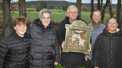 Der 2. Vorsitzende der Schnaittenbacher Krippenfreunde Peter Pichl schickte das Herbergskastl auf die Reise durch den Advent. Erste Station war die Familie Katja und Jürgen Meier. (Bild: Uli Reindl)