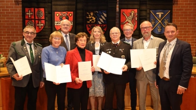 Oberbürgermeister Jens Meyer, 2. Bürgermeister Lothar Höher und 3. Bürgermeister Reinhold Wildenauer gemeinsam mit den sechs Geehrten.  (Bild: Christina Geiger)