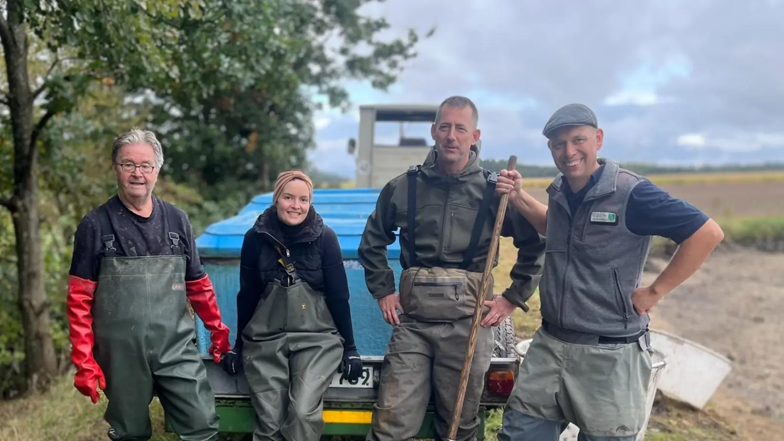 Startklar für das Abfischen mit den Gastgebern (von links nach rechts) Hans Klupp, Anna Klupp, Rolf Bossart und Jörg Schweizer). (Bild: Jörg Schweizer)