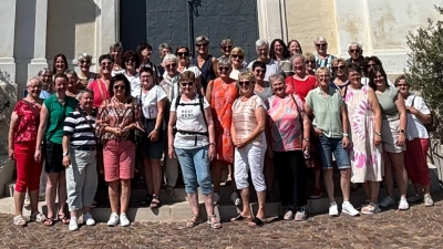 Reisegruppe des KDFB Schwarzenfeld vor dem Rathaus in Straß i. d. Steiermark (Bild: Angela Dausch)