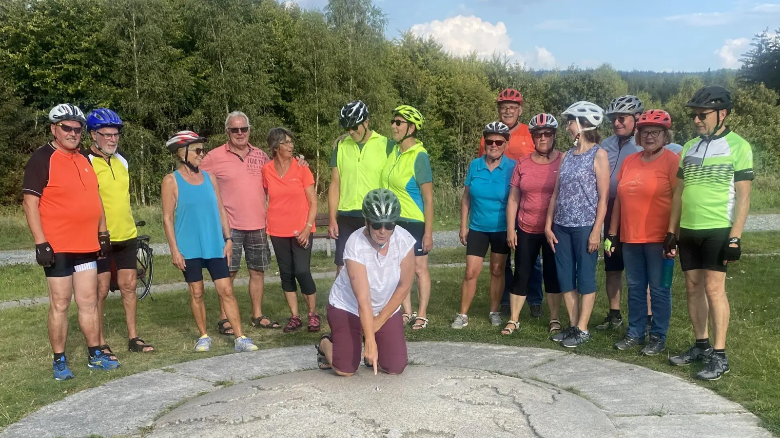 Die Radfahrer der Truppe Donnerstagsradler haben über Dreihöf bei Plößberg den geografischen Mittelpunkt Mitteleuropas in Hildweinsreuth erreicht. Weitergehts nach Flossenbürg, am Steinbruch vorbei über Wildenau zurück nach Beidl.  (Bild: Alois Bauer)