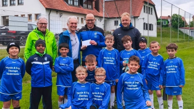 Die kleinen FV-Kicker freuen sich über 750 Euro vom Rentnerstammtisch – überreicht von Peter Wismeth und Ernst Andraschko. (Bild: Johannes Rumpler)