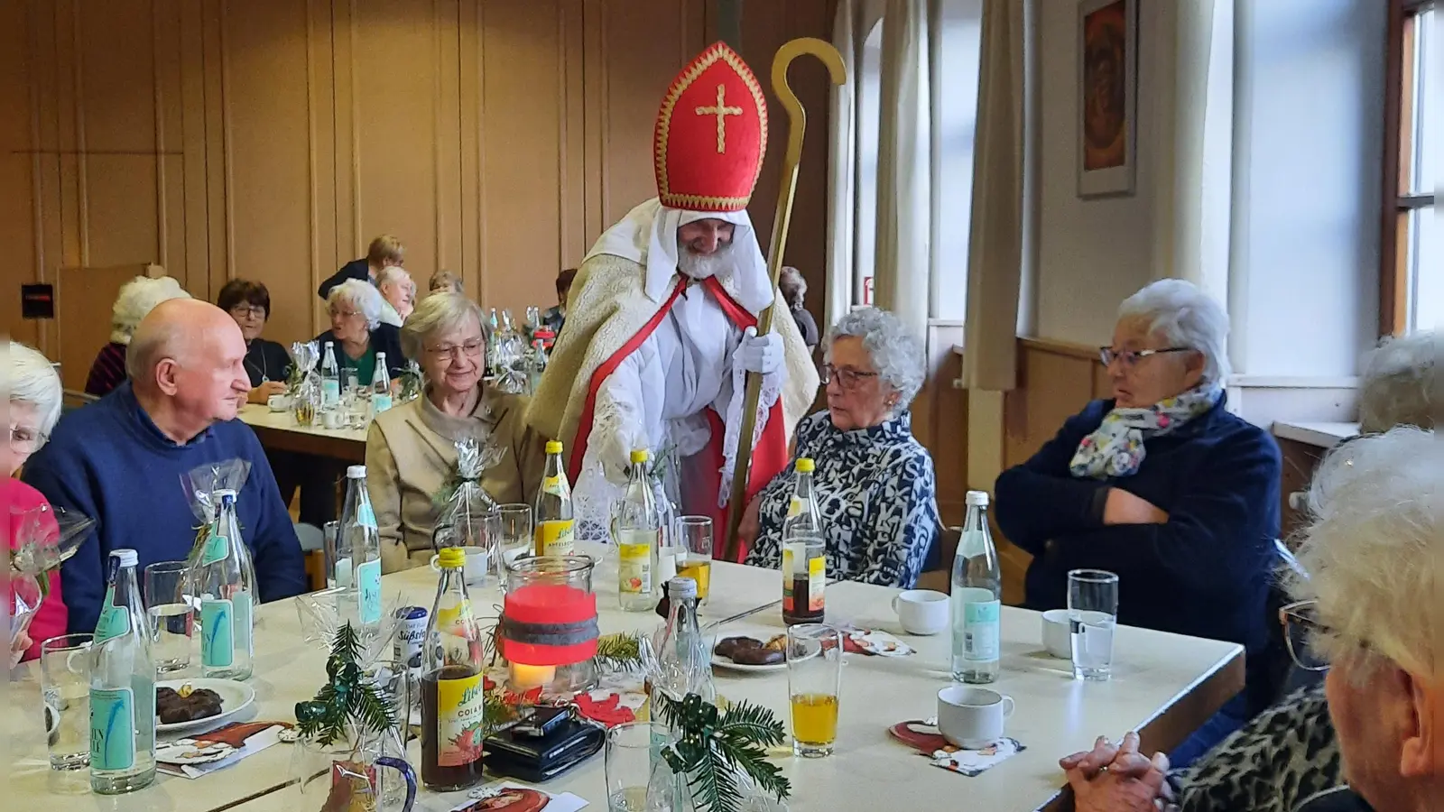 Die Gruppe St.Georg-60plus feiert mit Pressather Senioren Advent. (Bild: Martina Mielke)