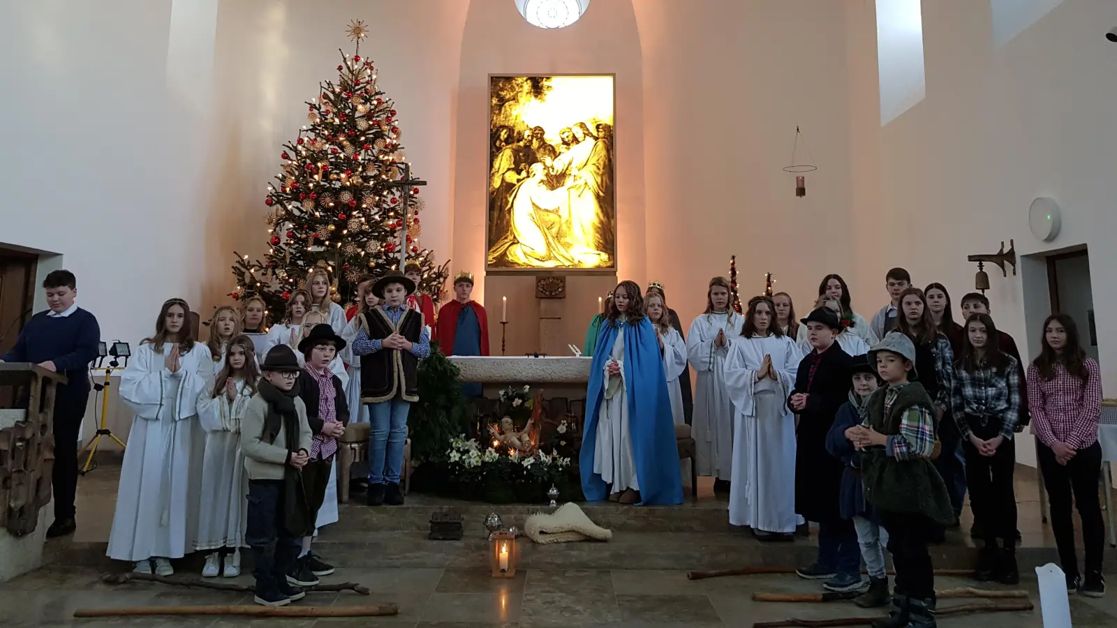 Ein Krippenspiel führten die Ministranten am Heiligen Abend nach drei Jahren Pause wieder in der Pfarrkirche auf. Brechend voll war das Gotteshaus und den Kindern wurde das Warten auf das Christkind verkürzt. (Bild: Peter Garreiss)