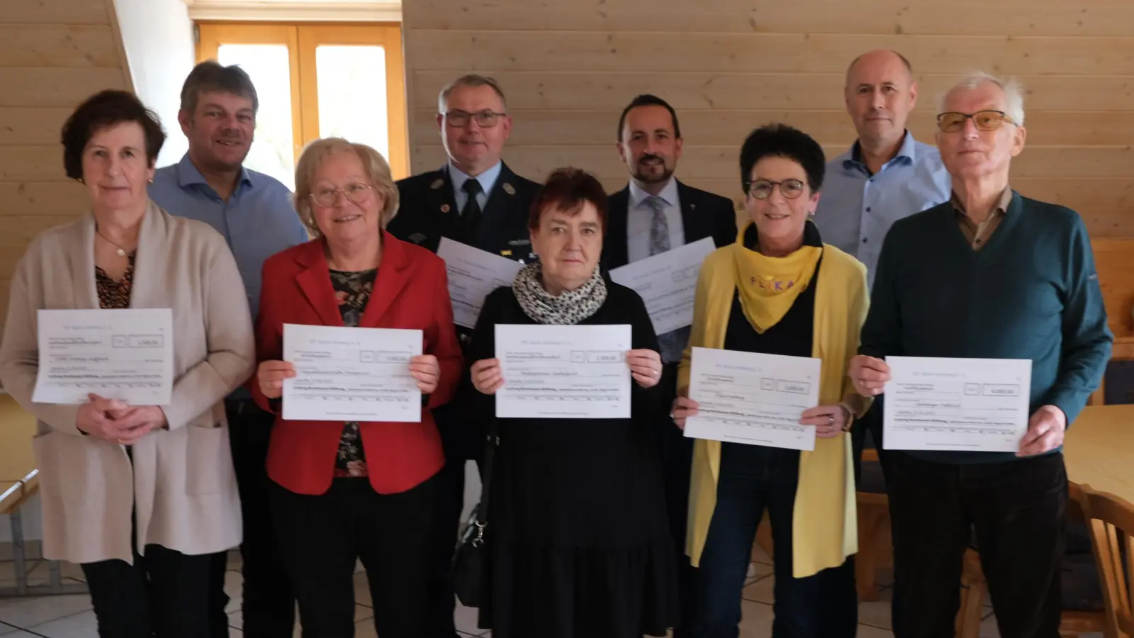 Stiftungsvorstand Werner Wendl (hinten rechts) und Vorstandsmitglied Peter Beer (hinten links) stellten heuer 20.000 Euro als Spenden bereit. Das ist die höchste Summe, die bislang an förderwürdige Einrichtungen der Region verteilt worden ist.  (Bild: Hubert Uschald)