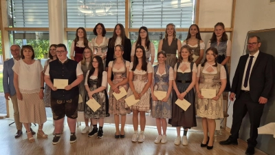 Bei der Abschlussfeier der Realschule Vohenstrauß werden die besten Absolventinnen und Absolventen ausgezeichent. (Bild: Valentina Schmid/exb)