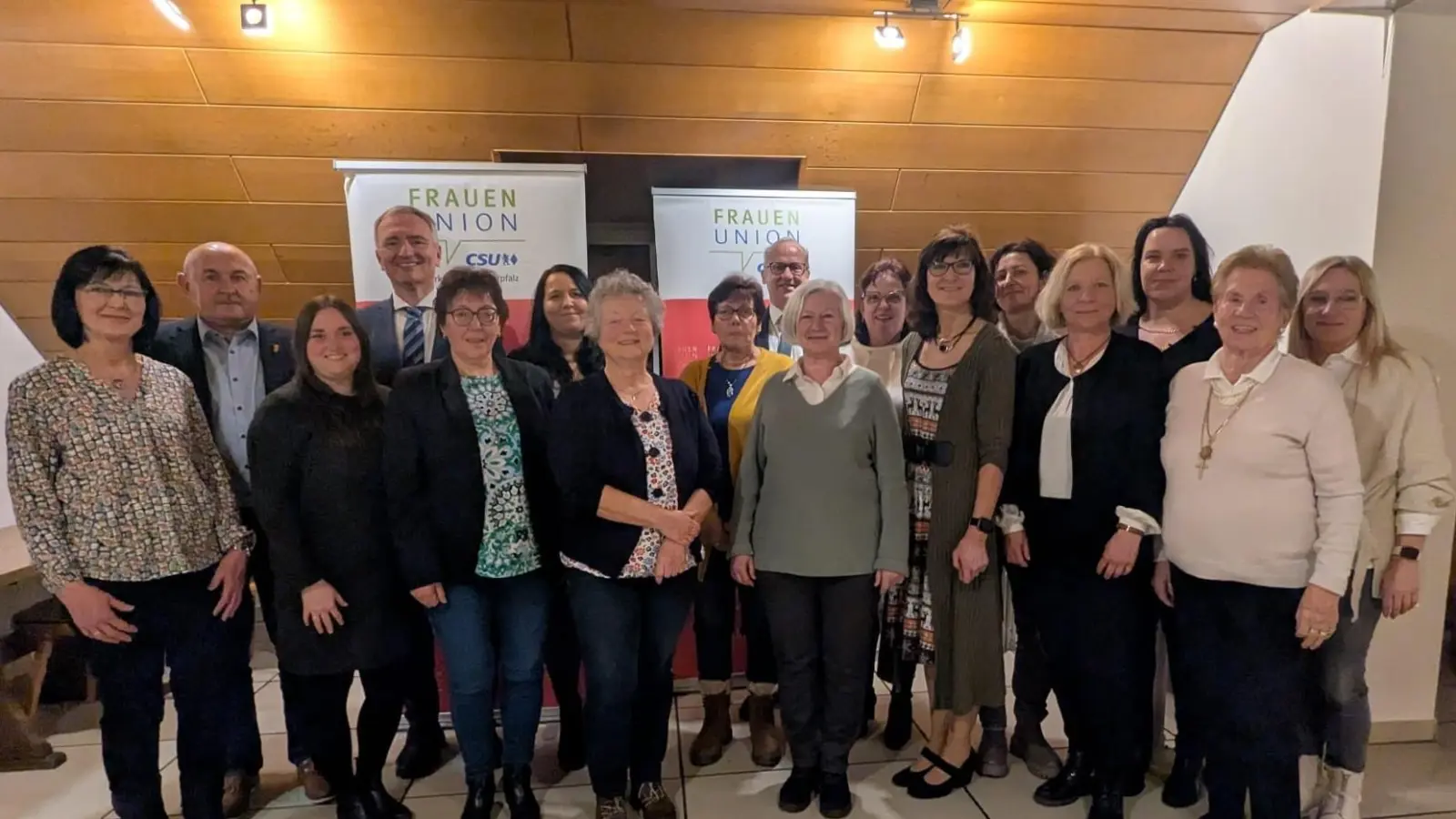 Die neugewählte Vorstandschaft der Frauen-Union mit den Ehrengästen. Hintere Reihe: CSU-OV Georg Götz (2. v. links), MdL Dr. Harald Schwartz (3. v. links), Bürgermeister Bernhard Lindner (6. v. links). Vordere Reihe: Ingrid Kurz (rechts), Renate Amrhein (4. v. rechts). (Bild: Margit Köpnick)