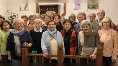 Weihnachtsfeier - Jubiläum 25 Jahre - Abschied - so wurde es gefeiert <br>Die Osteoporosegruppe freut sich, daß es im Januar 2025 mit der Übungsleiterin Gabriele Beck (rechts im Bild) weitergeht.  (Bild: Silvia Beck)