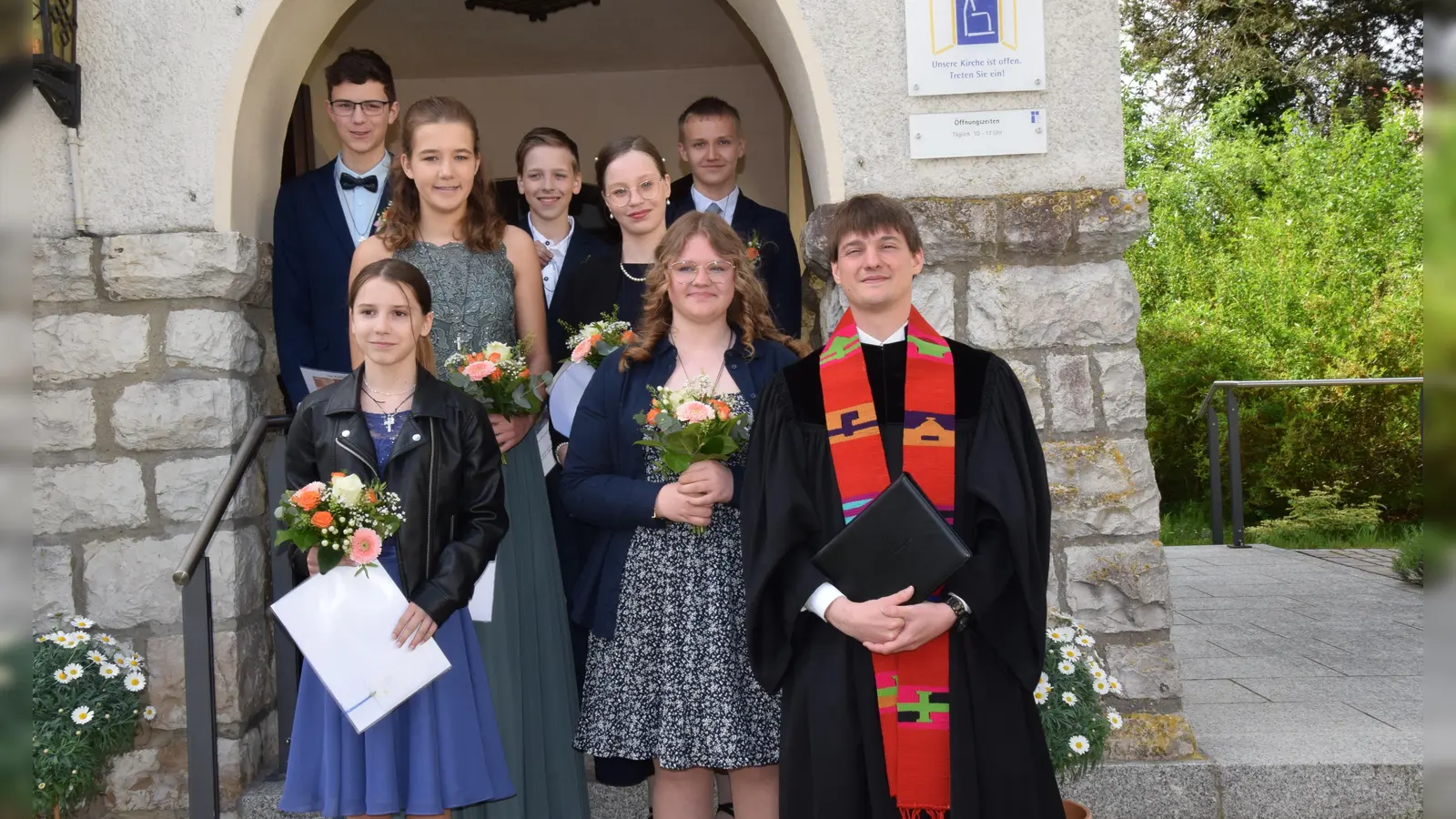 von links: Timo Geist, Jolina Görlich, Lisa Keil, Joel Untch, Hannah Schumacher, Lea Berndt, Oliver Scherupp und Pfarrer Michael Heran  (Bild: Heidi Kurz)