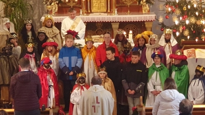 Pfarrer Thomas Thiermann sandte in Schönkirch 26 Sternsinger aus. (Bild: Pfarramt Plößberg, Schönkirch/exb)