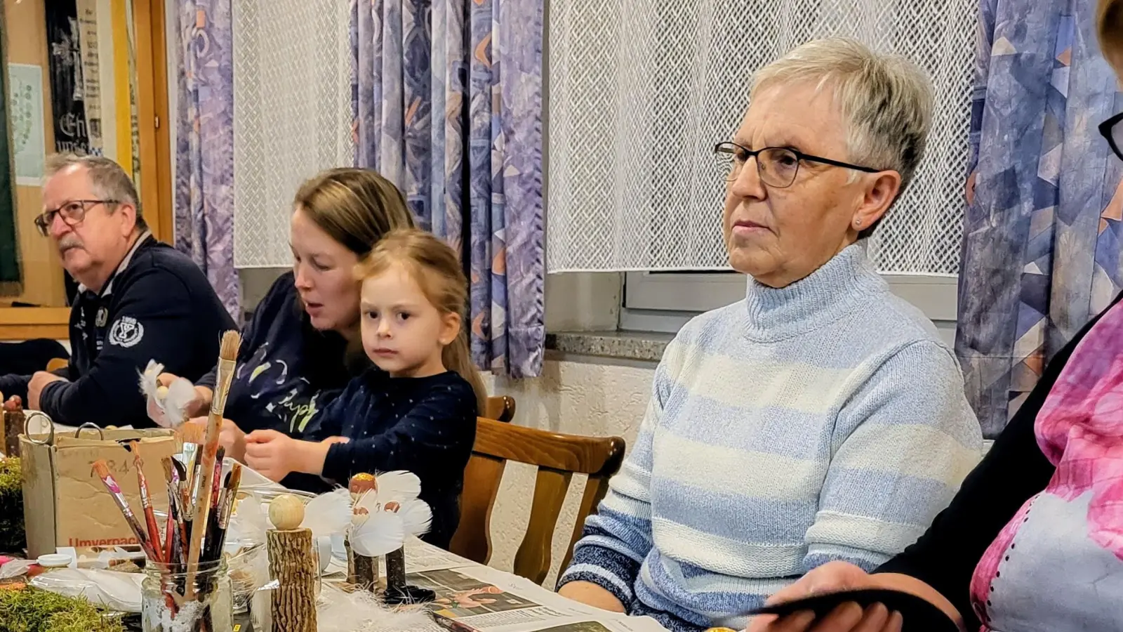 Aus Naturmaterialien und Goldfarbe entsteht viel Dekoratives für die Weihnachtszeit (Bild: Maria Treiber)