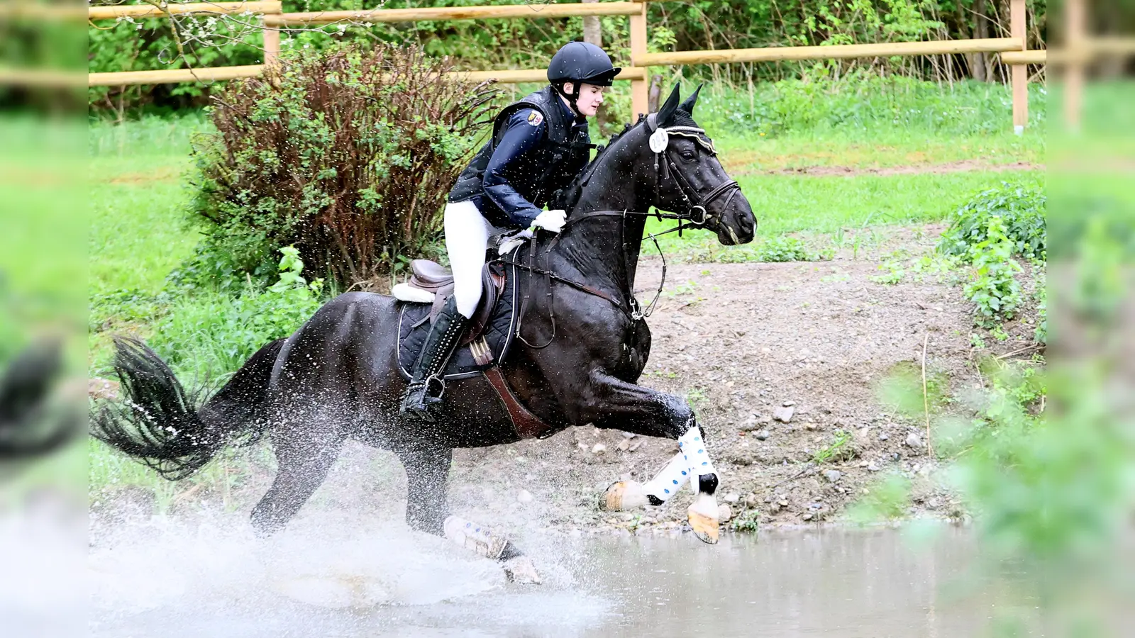 Matilda Schraml und ihr Pferd Replay (Bild: Michelle Ermer)