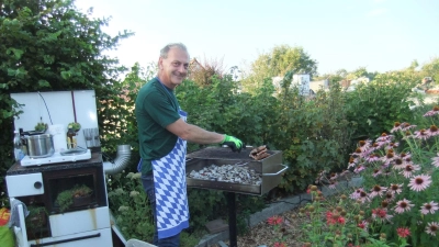 Der Könner am Grill für die leckeren Bratwürste, Jürgen Damm, ist natürlich einer der Garanten für eine schöne Kirwa. (Bild: Michael Götz)