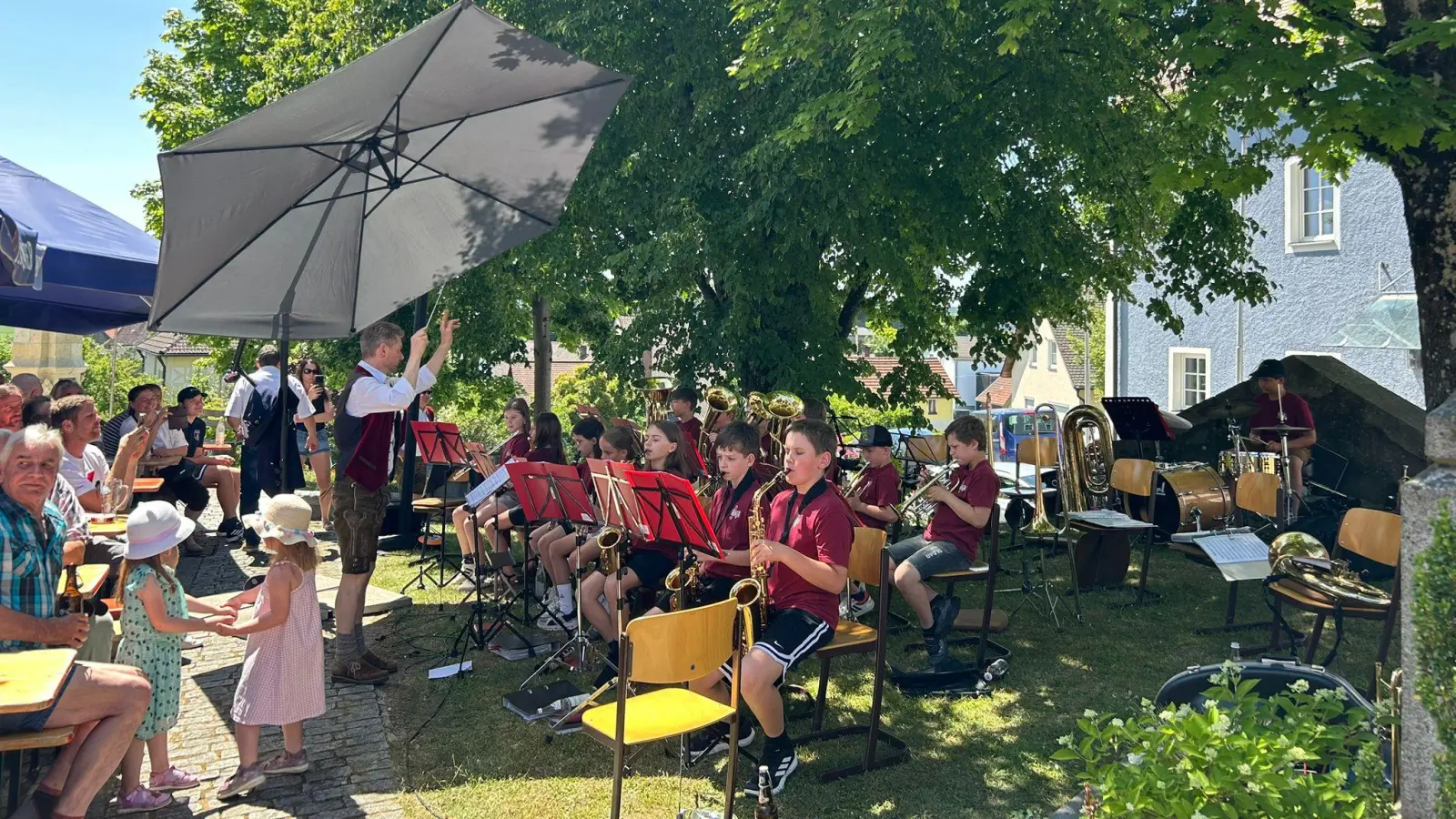 Bei ihrem ersten Open-Air-Auftritt vor Publikum zeigt die Bläserklasse aus Dieterskirchen was sie kann.  (Bild: Jasmin Brandl)