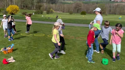 Bevor das Golftraining begann, durfte ein Aufwärmprogramm nicht fehlen. Spielerisch meisterten die Kinder einen Aufwärmparcours, um anschließend verletzungsfrei die Golfstationen absolvieren zu können. (Bild: Monika Arbter-Hubrich/exb)