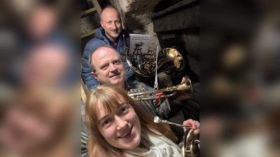 Eine Jahrhundert lange Tradition setzten Tanja und Richard Riedel mit Wolfgang Lang (Bild von links) beim Turmblasen auf dem evangelischen Kirchturm am Reformationstag fort. (Bild: Tanja Riedel)