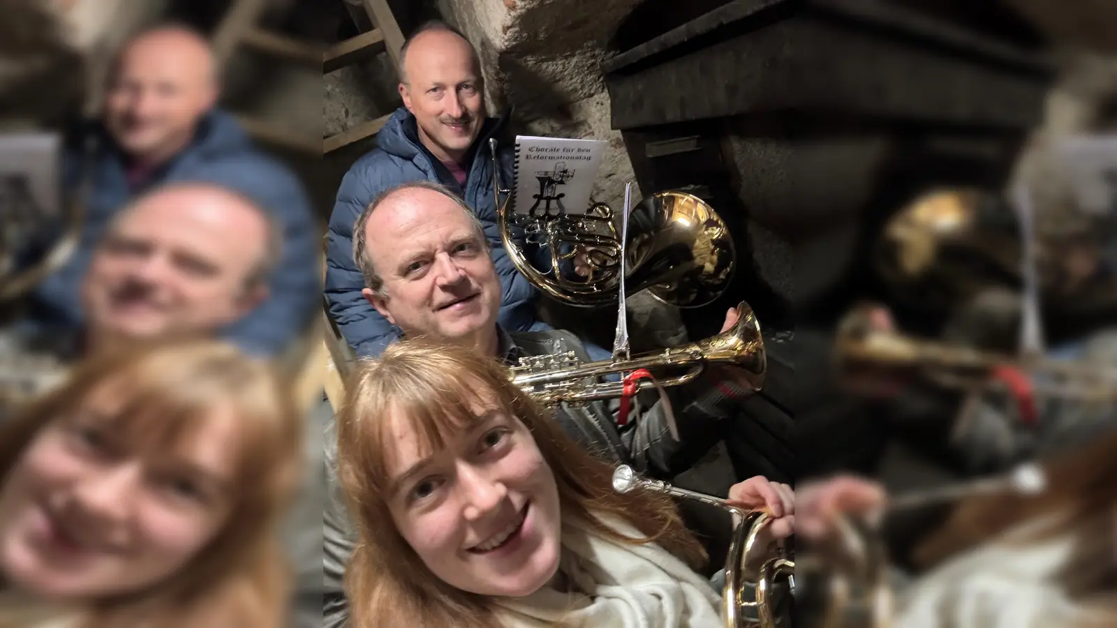 Eine Jahrhundert lange Tradition setzten Tanja und Richard Riedel mit Wolfgang Lang (Bild von links) beim Turmblasen auf dem evangelischen Kirchturm am Reformationstag fort. (Bild: Tanja Riedel)