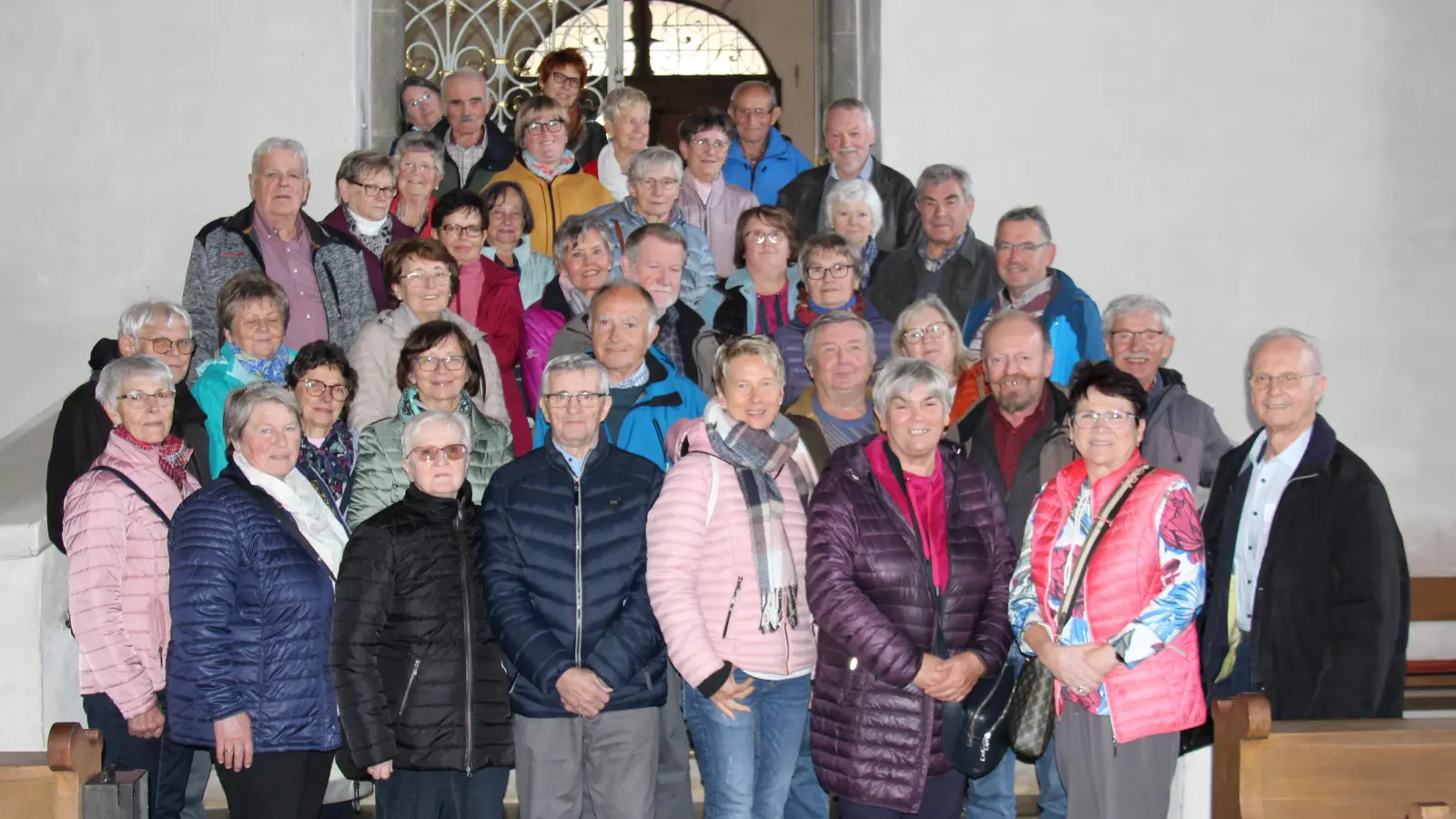 In der Klosterkirche Plankstetten stellte sich die Reisegruppe zu einem Erinnerungsfoto auf.  (Bild: Werner Prechtl)