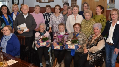 Vorsitzende Ulrike Gösl (links) Diözesanvorsitzende Martha Bauer (Zweite von links) und stellvertretende Bezirksvorsitzende Hannelore Hopfner (rechts) zeichnen die Gründungsmitglieder wie auch Mitglieder, die seit 40 Jahren die Treue halten und verdiente Vorstandsmitglieder aus. Pfarrer Gerhard Schmidt (Dritter von links) begleitet den Frauenbund seit 40 Jahren.  (Bild: dob)