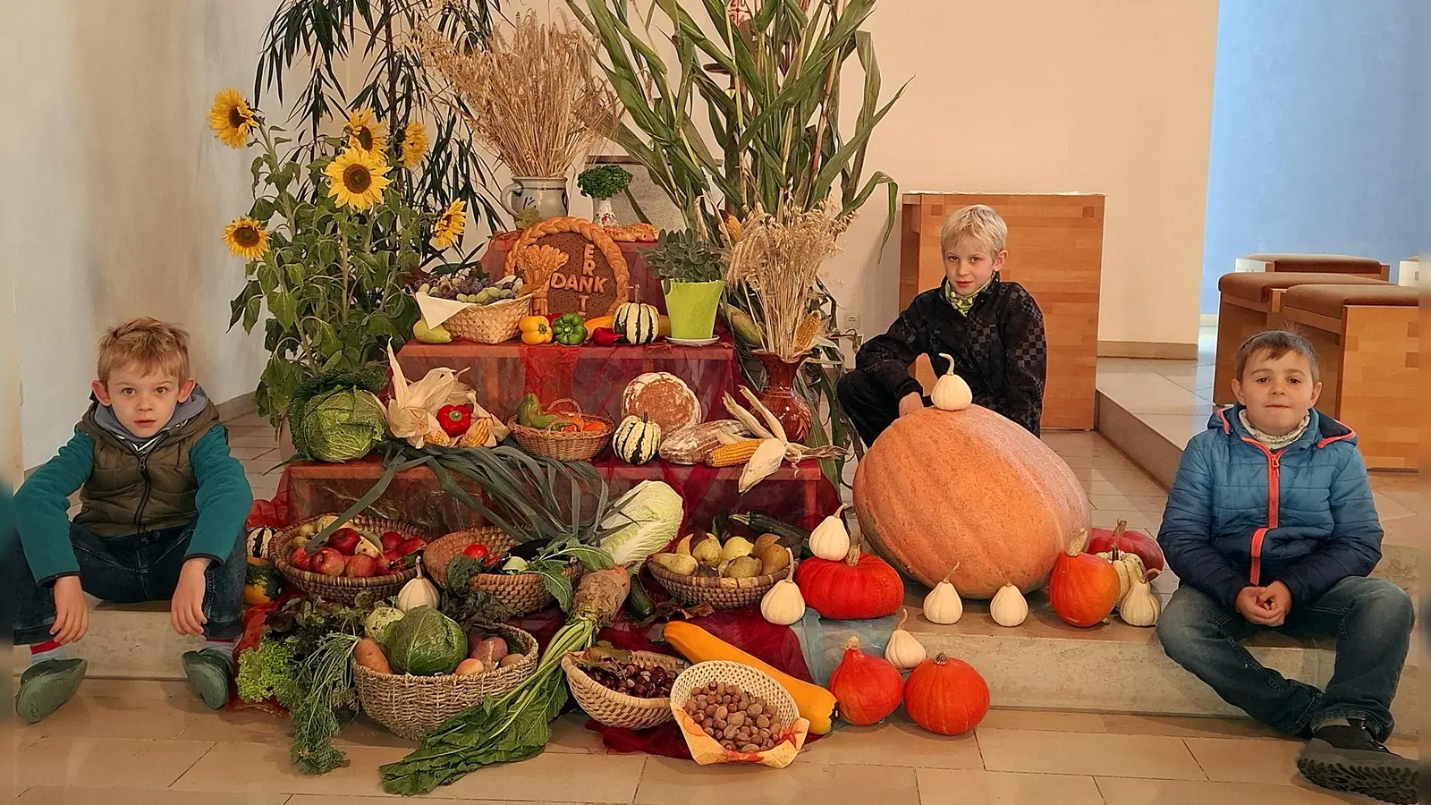 Auch Kinder schmückten den Erntealtar mit, sie waren stolz hiermit beteiligt worden zu sein. (Bild: Josef Heil)