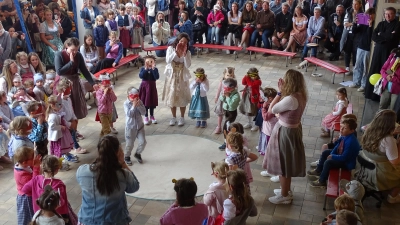 Am Nachmittag zeigten die Kinder mit ihren Erzieherinnen die Tänze, die sie einstudiert hatten. (Bild: Sonja Müller)