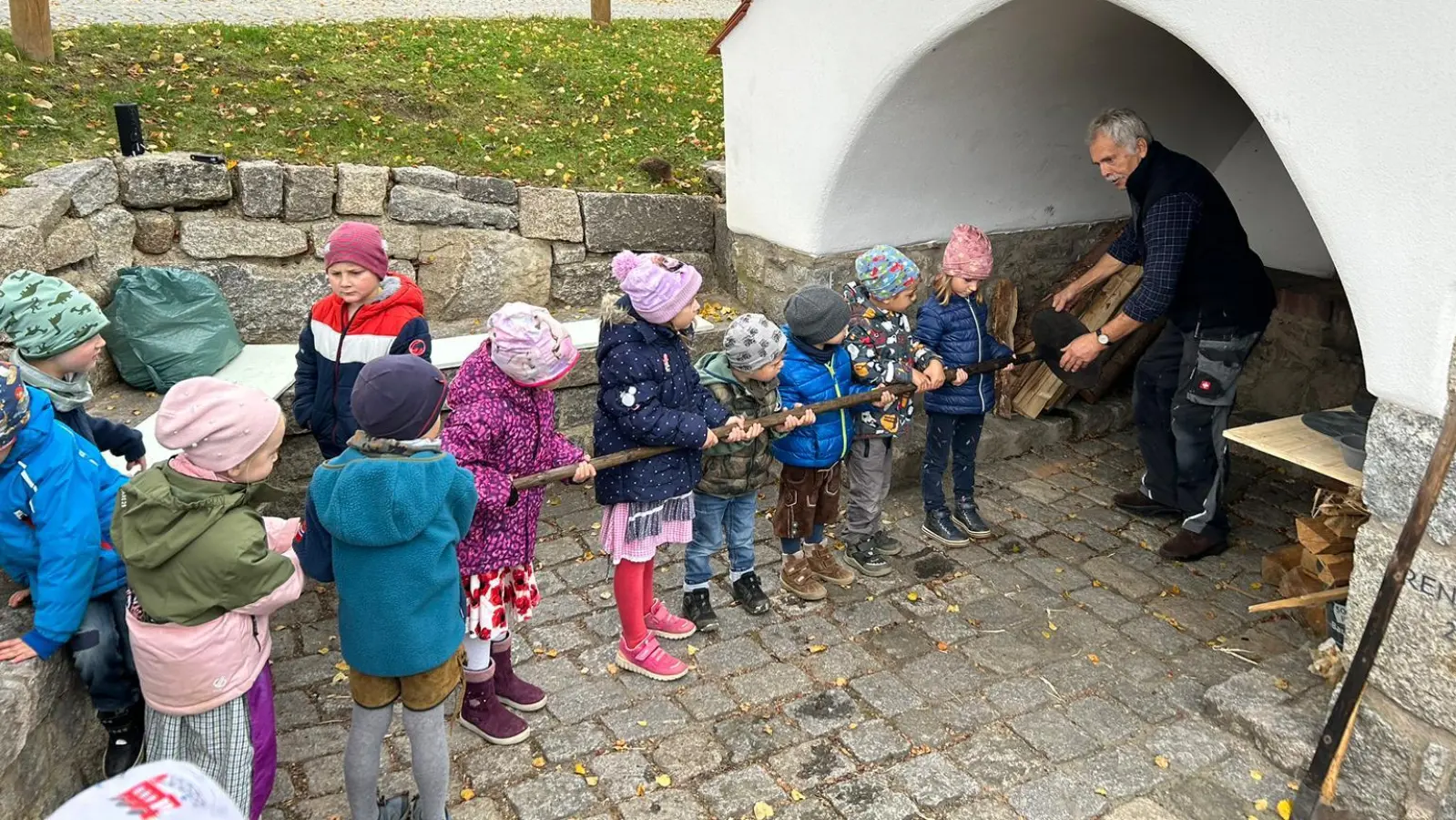 Kinder der Kindertagesstätte Störnstein besuchen das Backteam (Bild: Regina Reinl)